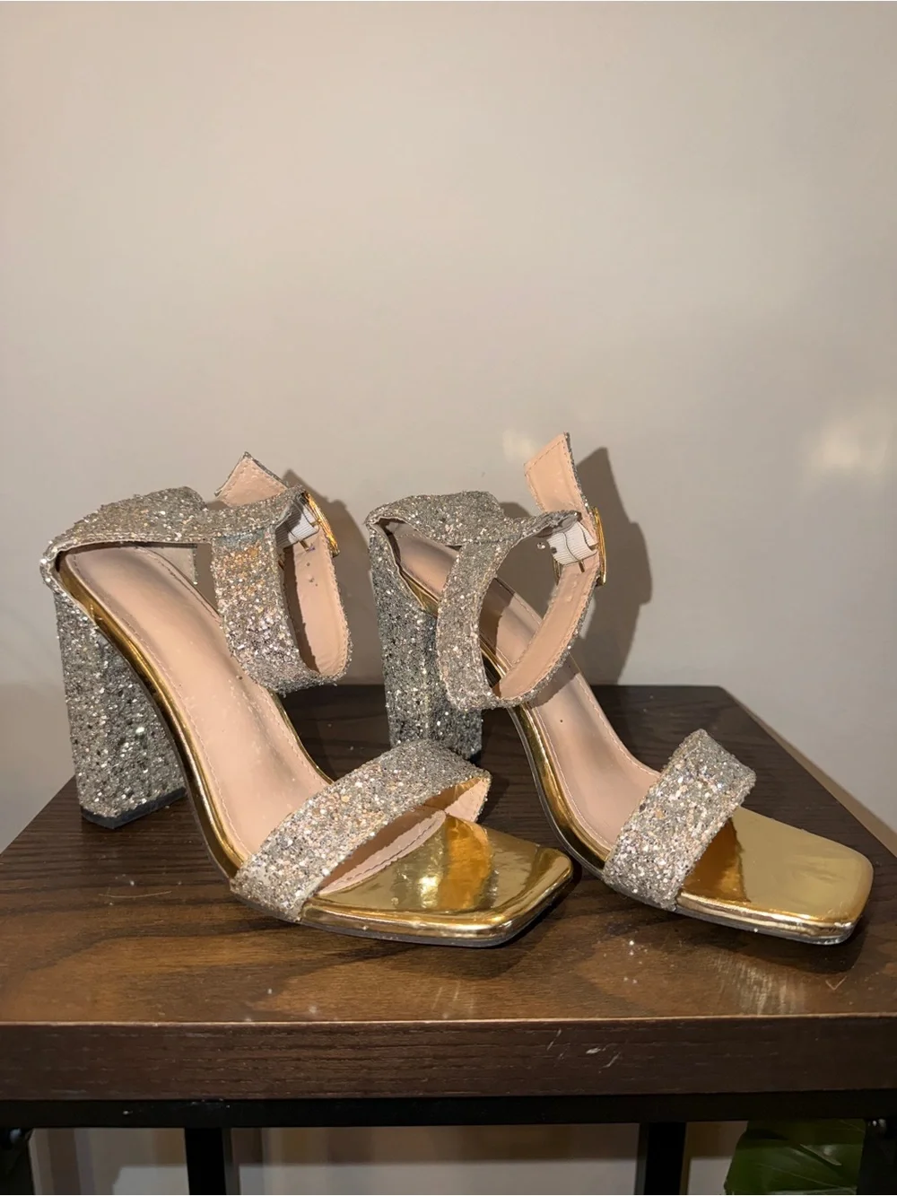 Women’s Glitter Block Heel Sandals - Gold Glitter
